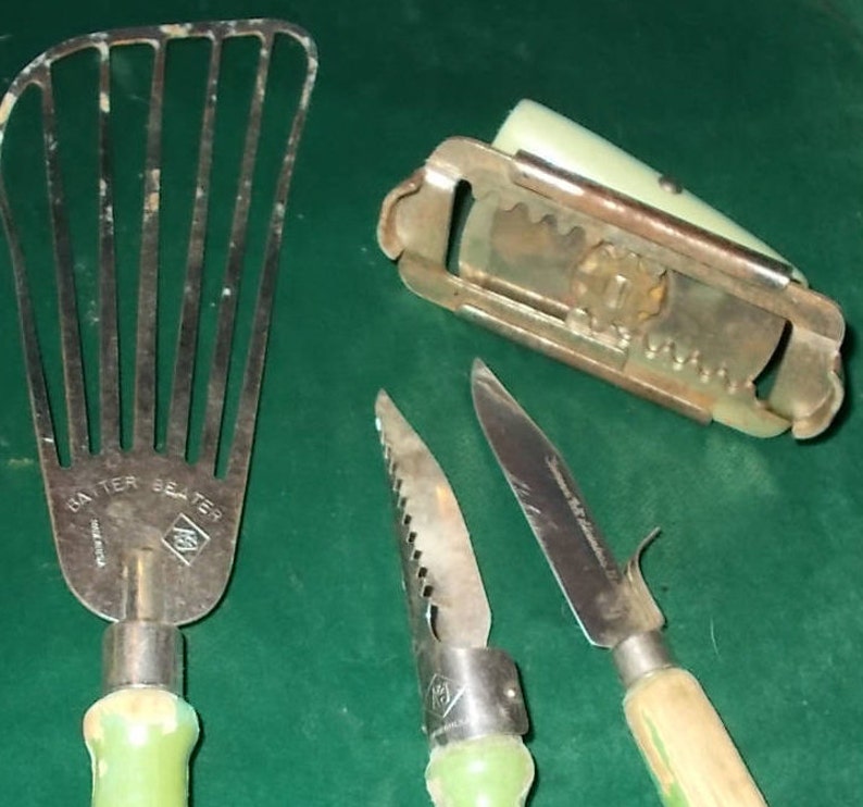 Green Kitchen Decoration Retro Kitchen Gadget Collection Farmhouse Kitchen Country Vintage Kitchen Tool Decor Peeler Pizza Cutter Opener
