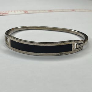 Peut inclure: Ensemble de trois mugs en céramique crème tachetée. Chaque mug présente un motif peint à la main : une feuille bleue et verte, une fleur jaune et une baie rouge. Les mugs ont une forme simple et arrondie.