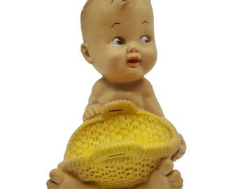 Muñeca de goma Bonnytex vintage de 1956 con cesta amarilla