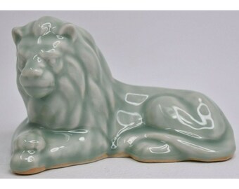 Lovely Light Jade Green Lion Figurine Asian Laying Down Paws Crossed 4.5" x 6.5", Vintage figurine