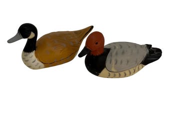Juego de 2 figuras vintage de pájaros en miniatura, patos señuelo, Hong Kong, 7,6 cm de largo, resina/plástico