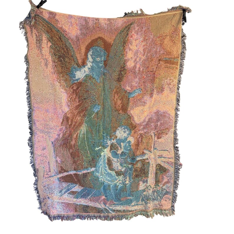 Pu&ograve; includere: Coperta arazzo tessuta raffigurante un angelo e un bambino, nei toni del blu, rosa e marrone. La coperta ha un bordo con frange. L'opera d'arte raffigura una scena religiosa.