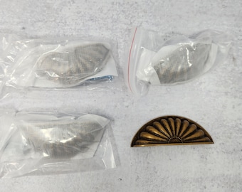 Maniglie per cassetti in metallo in ottone antico, lotto di 4 (3-3/4" x 1-5/8" - 3" da foro a foro) maniglie, pomelli, ferramenta per tazze per armadietti