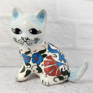 Vintage 1950er Jahre handgemalte Porzellan Katze Kätzchen sitzen Blumen Blumen signiert rot grün blau, türkische Keramik, signiert