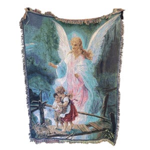 Pu&ograve; includere: Coperta arazzo tessuta con una scena serena con un angelo e due bambini. L'opera raffigura l'angelo con le ali spiegate, che indossa un abito fluente, e i bambini su un ponte di legno. La coperta ha un bordo sfrangiato e una tavolozza di colori blu, rosa e verdi.