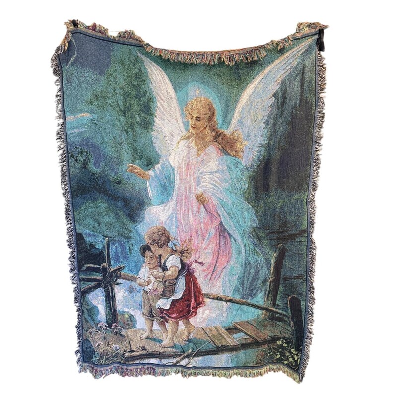 Pu&ograve; includere: Coperta arazzo tessuta con una scena serena con un angelo e due bambini. L'opera raffigura l'angelo con le ali spiegate, che indossa un abito fluente, e i bambini su un ponte di legno. La coperta ha un bordo sfrangiato e una tavolozza di colori blu, rosa e verdi.