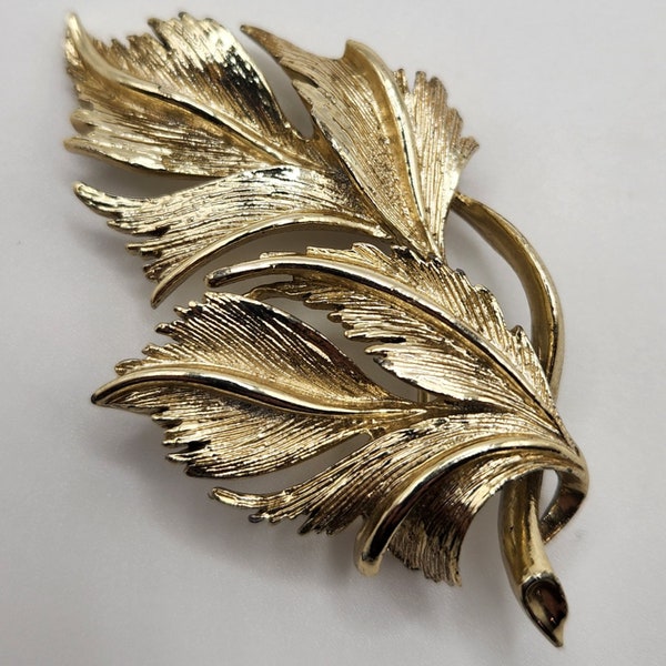 Vintage 1950s Lisner Gold Tone Leaf Brooch Pin, Signed, vintage jewelry, costume jewelry, vintage brooch, estate jewelry, 1950s brooch