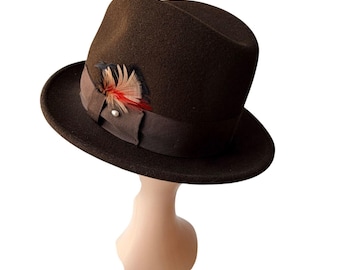 Chapeau Fedora LiteFelt marron vintage pour homme par Capas Design avec accents de plumes beiges et rouges