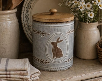 Bote rústico con forma de conejo, de metal y madera, con tapa, para cocina de estilo rústico o campestre.