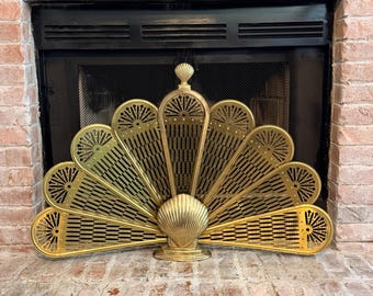Zabytkowy mosiężny ekran kominkowy z pawiem i muszlą, dekoracja Art Deco z lat 30. XX wieku