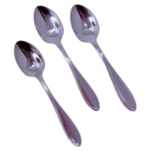 Könnte beinhalten: Drei Edelstahl-Löffel mit poliertem Finish. Die Löffel haben eine tropfenförmige Schüssel und einen Griff mit dezentem, geschwungenem Design. Die Löffel sind diagonal vor weißem Hintergrund angeordnet.