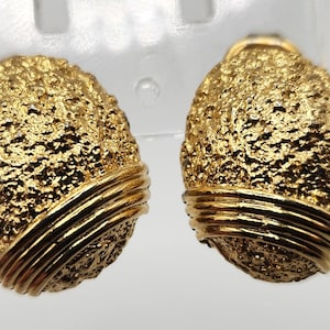 Vintage Unsignierte Gold Ton OVAL Strukturierte Kuppel Ohrclips, Clip On, Clip-On-Ohrringe, Vintage-Ohrringe, Statement-Ohrringe, große Ohrringe