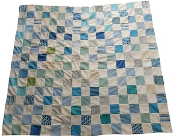 1970s Patchwork Quilt Blau Weiß Quadratisches Muster Vintage 82x85 Bettwäsche Dekor Blau Weiß