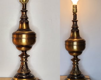 Mid Century Large Brass Trophy Urn Lámpara de mesa ornamentada neoclásica, Hollywood Regency, vintage, lámpara, lámpara de mesa, lámpara vintage, lámparas de latón