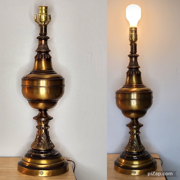 Lampada da tavolo con urna trofeo in ottone di metà secolo, neoclassica ornata, Hollywood Regency, vintage, lampada, lampada da tavolo, lampada vintage, lampade in ottone
