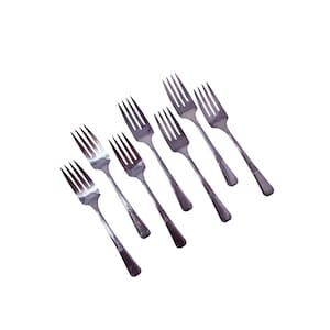 Può includere: Otto forchette d'argento disposte diagonalmente su sfondo bianco. Ogni forchetta ha quattro rebbi e un manico decorativo. Le forchette sono in metallo lucido e riflettente.