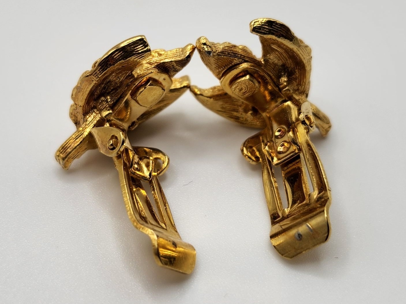 アクセサリー takotako Vintage Tacoa Gold Tone Carved Textured Leaf Clip Earrings