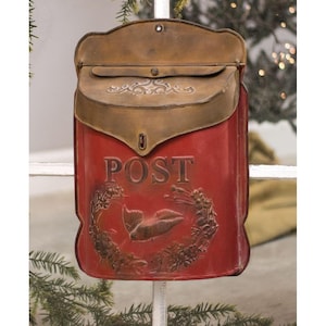 Vintage-stil sliten metallträdgårdspostlåda rostig röd fågel bondgård stuga