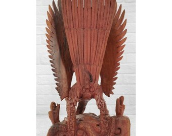 バリ島 東南アジア 木彫りの神 手彫りの木彫りのガルーダ像 彫刻