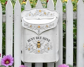 Buzón de jardín de metal envejecido de estilo vintage con diseño de colmena de abejorros y casita de campo.