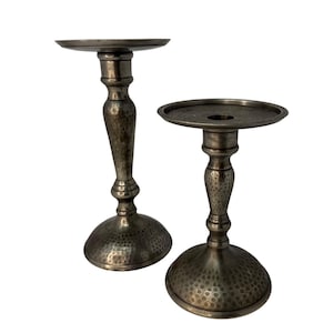 Par vintage de candelabros de pilar/cónicos de metal plateado y peltre martillado de estilo rústico