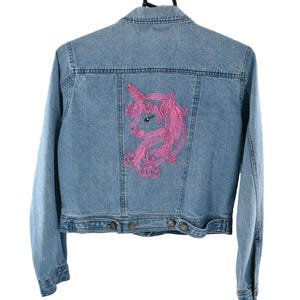 Vintage Blue Denim Jeansjacke Upcycled Spirit Animal EINHORN Bandstickerei