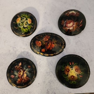 Colección 5 Vintage ruso pintado a mano madera laca floral broche pin, broches antiguos, alfileres antiguos, firmado, broche de flores