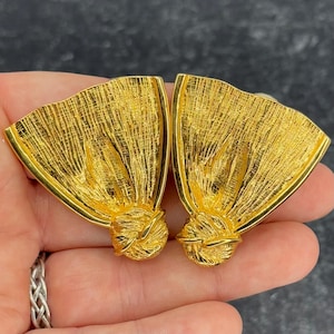 WONDERFUL DESIGNER VINTAGE Les Bernard Gold Large Clip on earrings Bows Wings Design Avantgarde Glamour Couture 1980s Statement