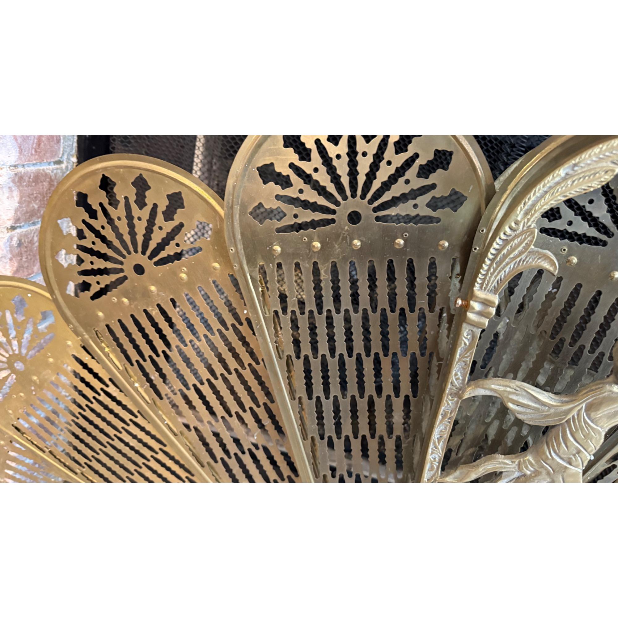 Paravent de cheminée Art déco vintage XL en laiton orné de paon, ventilateur pliant rare de 47 po. L, victorien antique, cheminée, paravent en métal, pare-étincelles - France