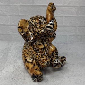 Vintage La Vie Baby Elephant Safari Patchwork Animal Print Ceramiczna figurka 7”, statua słonia powodzenia, porcelanowy słoń