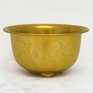 Etsad mässingsskål med fot, 18 cm D, vintage kruka eller altarfat med fåglar och grenar – dubbelsidig, 10 cm hög, mitten av århundradet, lackerad mässingsdekor