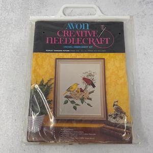 Kit de bordado con hilo de lana con imagen de árbol de pájaros de Avon de la década de 1970, tangaras escarlatas, bordado creativo, NOS, nuevo bordado con hilo de lana, tamaño terminado: 14 x 18&quot;