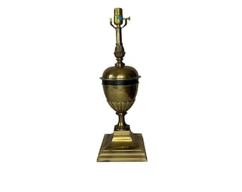 Lámpara de trofeo Regency de latón vintage Lámpara neoclásica de latón de los años 70 con detalles en negro, vintage, lámpara, lámpara de mesa, lámpara vintage, lámparas de latón