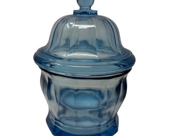 Barattolo per dolciumi/farmacia vintage in vetro azzurro Indiana Glass con pannelli pesanti e coperchio, alto 8,5 pollici, in condizioni eccellenti!