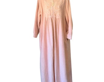 Bata de casa vintage Stan Herman rosa de algodón bordada, vestido largo de los años 80