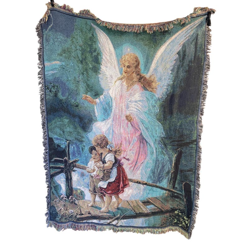 Pu&ograve; includere: Coperta arazzo tessuta con una scena celeste. L'opera raffigura un grande angelo con le ali spiegate, che sovrasta due bambini su un ponte di legno. La tavolozza dei colori comprende blu, rosa e verdi, con un bordo sfrangiato.
