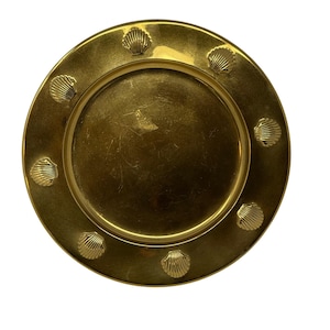 Vintage Solid Brass Charger Plate with Scallop Shells – 12” Nautical Coastal Decor – Vintage Brass Shell Plate for Dining or Display