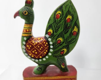 木製のカラフルな孔雀の彫刻、装飾品、木彫り、手描きの孔雀、インドの