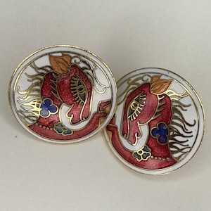 Vintage cloisonné cloisonné bloemen draak of paard geëmailleerde kleurrijke goudkleurige steekoorbellen, niet ondertekend, kostuumsieraden, nalatenschapssieraden