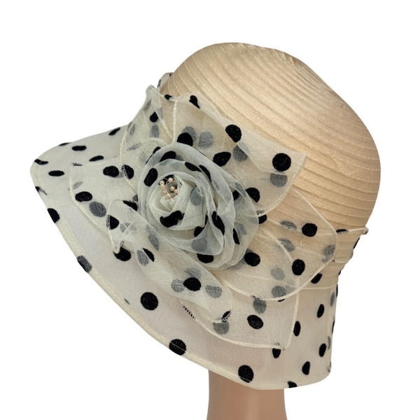 Sombrero de ala ancha vintage con lunares, superposición transparente y detalles florales, estilo Derby de verano de los años 80.