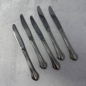 5 Oneida Bancroft Abendessen Messer Messer Lot Edelstahl Besteck 9-1 / 8 &quot;Vintage Silber Ersatz