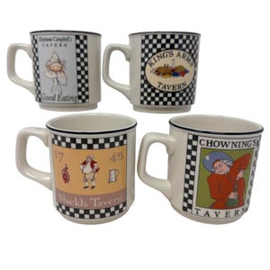 Może przedstawiać: Cztery białe ceramiczne kubki z czarnym obramowaniem i uchwytami. Każdy kubek ma inny wzór tawerny z tekstem, w tym "Christina Campbell's Tavern", "King's Arms Tavern", "Shields Tavern" i "Chowning's Tavern".