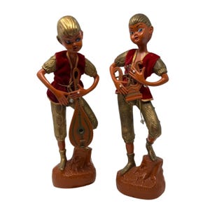 Statuette vintage Tilso? Elfo, set di 2 musicisti, gilet di velluto, Giappone, metà secolo, elfi, arpa, mandolino, pantaloni dorati, 13,5&quot; e 14&quot; MCM Decor