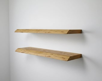 Mensola sospesa con bordo vivo in rovere naturale – Mensola da parete in legno massello, contenitore rustico e organico, montaggio a staffa nascosta
