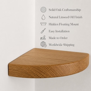 K&ouml;nnte beinhalten: Ein viertelkreisf&ouml;rmiges Eckregal aus massivem Eichenholz mit nat&uuml;rlichem Lein&ouml;l-Finish. Das Regal verf&uuml;gt &uuml;ber eine verdeckte schwebende Halterung. Der Text an der Wand listet die Merkmale auf: Solid Oak Craftsmanship, Natural Linseed Oil Finish, Hidden Floating Mount, Easy Installation, Made to Order, Worldwide Shipping.