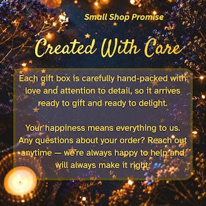K&ouml;nnte beinhalten: Ein dunkler Hintergrund mit gelbem Text, der Small Shop Promise, Created With Care liest, sowie ein Absatz, der besagt, dass jede Geschenkbox sorgf&auml;ltig von Hand verpackt wird, inklusive Kontaktinformationen bei Fragen zur Bestellung.