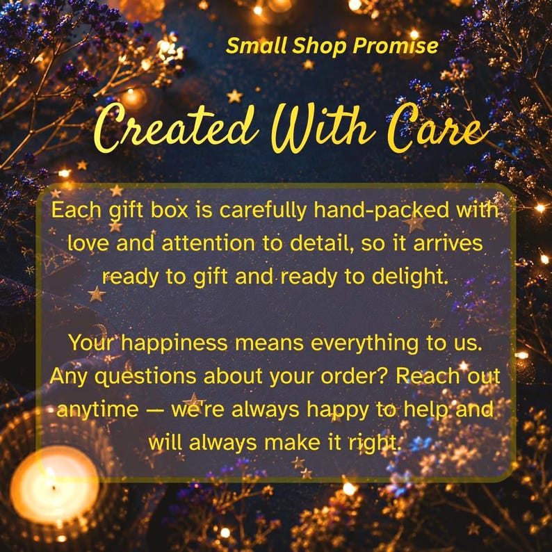K&ouml;nnte beinhalten: Ein dunkler Hintergrund mit gelbem Text, der Small Shop Promise, Created With Care liest, sowie ein Absatz, der besagt, dass jede Geschenkbox sorgf&auml;ltig von Hand verpackt wird, inklusive Kontaktinformationen bei Fragen zur Bestellung.