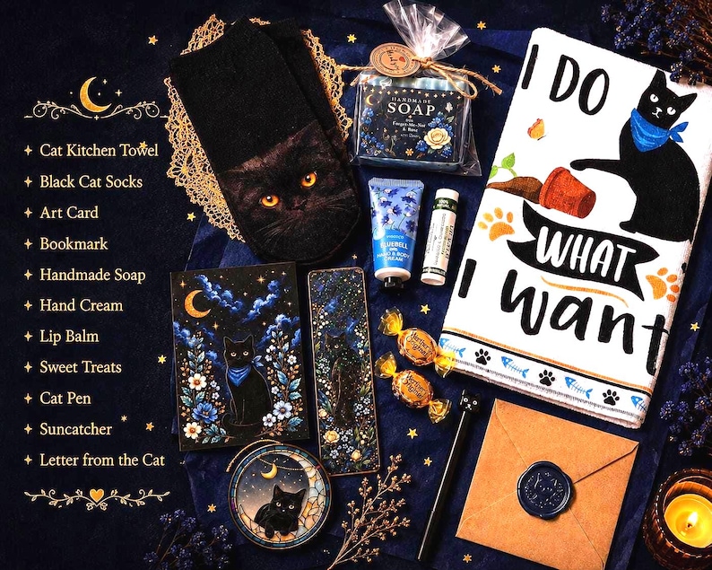 K&ouml;nnte beinhalten: Ein Geschenkset mit einem K&uuml;chentuch mit schwarzer Katze und dem Text I DO WHAT I WANT, schwarzen Katzensocken, handgemachter Seife, Handcreme, Lippenbalsam, zwei verpackten S&uuml;&szlig;igkeiten, einem Katzenstift, Lesezeichen, Kunstkarte und einem Briefumschlag.