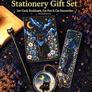 K&ouml;nnte beinhalten: Ein Black Cat Schreibwaren-Geschenkset bestehend aus einer Kunstkarte, einem Lesezeichen, einem Katzenstift und einem Katzen-Sonnenf&auml;nger. Die Artikel zeigen himmlische und florale Motive mit schwarzen Katzen, Mondsicheln und blauen Blumen.