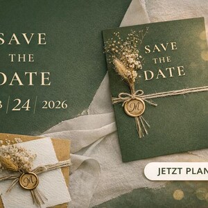 Könnte beinhalten: Dunkelgrüne "Save the Date"-Karten mit dem Datum 24. Februar 2026. Die Karten sind mit Trockenblumen, Bindfaden und einem Wachssiegel verziert. Die Karten befinden sich auf einem strukturierten Hintergrund.